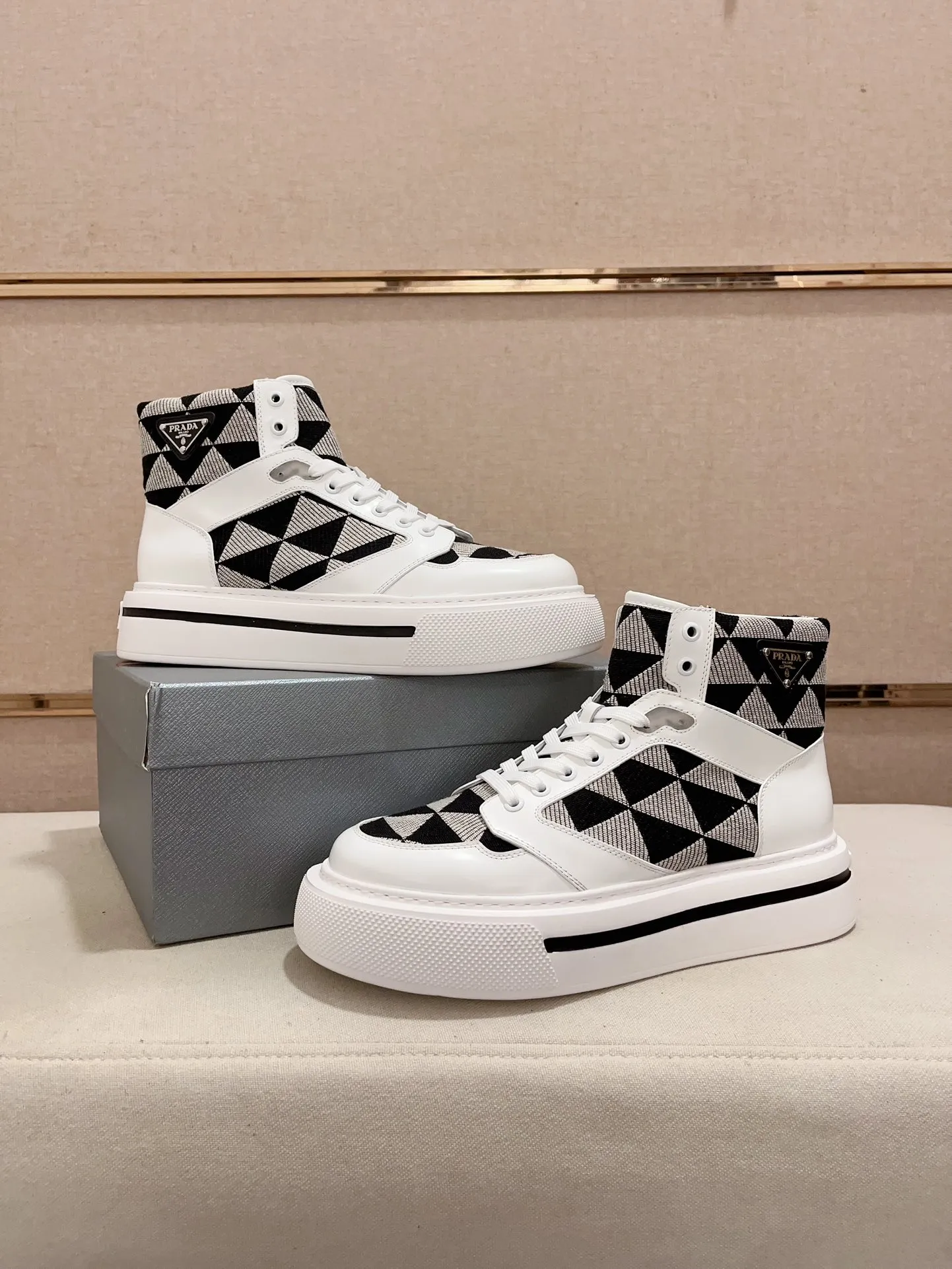 Men's shoes 💰 620💰 ✔️✔️✔️High-quality new PRADA counters are launched at the same time. The new men's shoes and 😘fabric are made of selected first-layer cowhide and triangle △ fabric. Lining: Full cowhide lining. 👍🏿 High-end ☄️ air-cushion molded anti-slip rubber outsole, exquisite lines, simple and elegant, comfortable and high-end for leisure travel. Code number: 38 to 44. 45 can be customized and cannot be returned or exchanged!